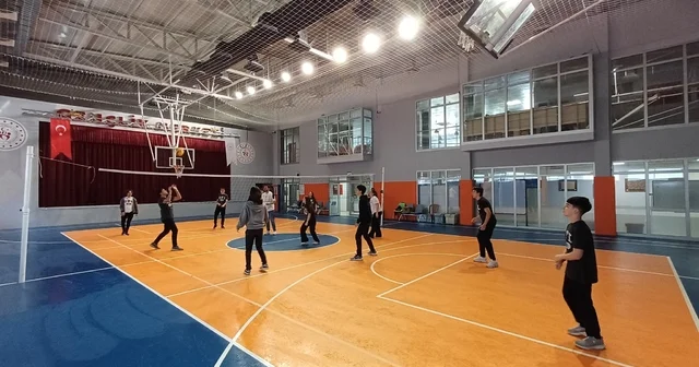 Öğrenciler Gençlik Merkezinde spor ve sanatla buluştu Düzce Haberleri