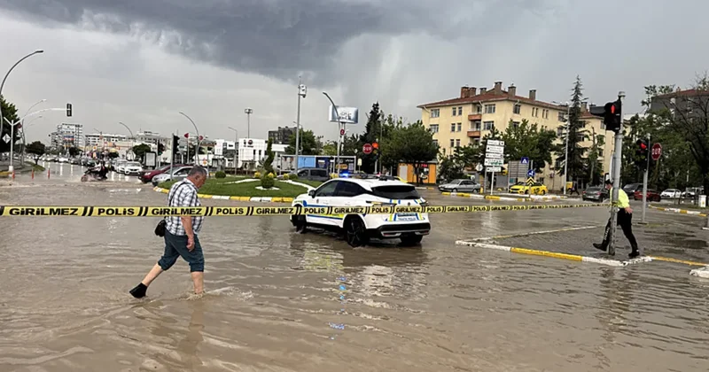 Edirne yi sel vurdu! Caddeler göle döndü, iş yerlerini su bastı
