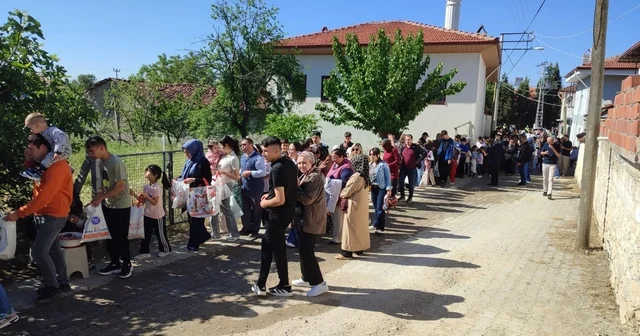 Asırlık Çörek Derme geleneğinde yiyecekler paylaşıldı Denizli de Çörek Derme geleneği bayram coşkusunu birleştirdi Denizli Haberleri