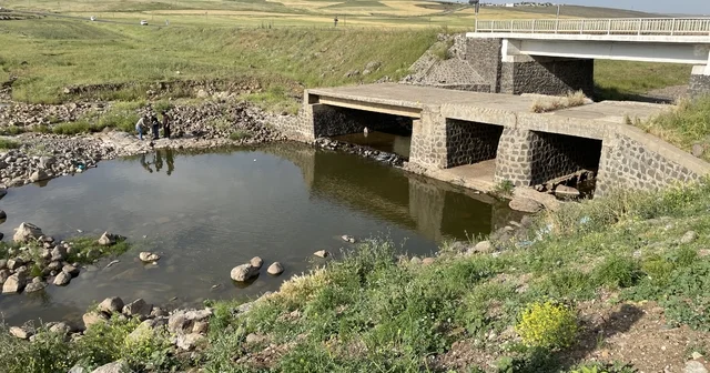 Şanlıurfa da dereye giren çocuk boğulma tehlikesi geçirdi Şanlıurfa Haberleri