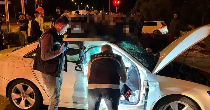 Kazada otomobilin üzerine savrulan motosiklet sürücüsü öldü
