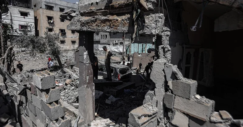Katil İsrail Gazze de bir binayı vurdu: 4 ölü, 15 yaralı