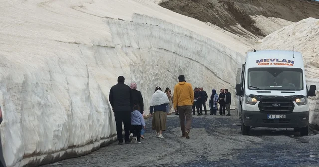 Nemrut taki 10 metrelik kar tünellerine yoğun ilgi Bitlis Haberleri