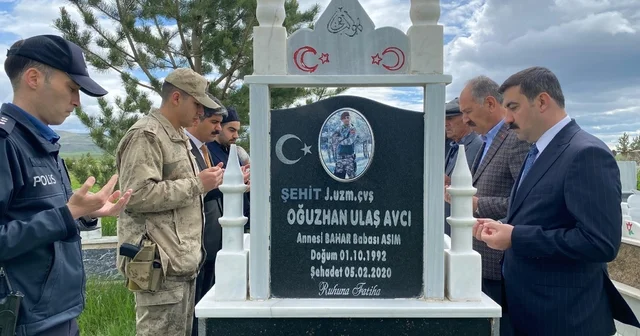 Arpaçay da bayramda duygulandıran şehitlik ziyareti Kaymakam Akköz ve protokolden şehit kabirlerine anlamlı vefa Kars Haberleri