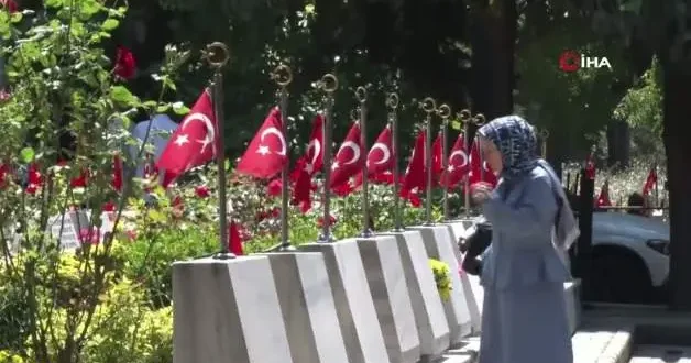 Edirnekapı Şehitliği nde hüzünlü bayram: Şehit aileleri yakınlarını ziyaret etti