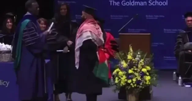 Mezuniyette Filistin bayrağı krizi: Bırakınca diplomasını alabildi!