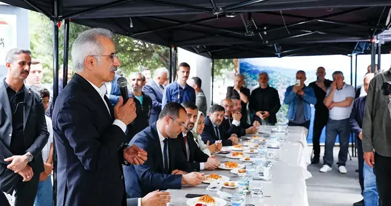 Bakan Uraloğlu memleketi Trabzon da vatandaşlarla bayramlaştı