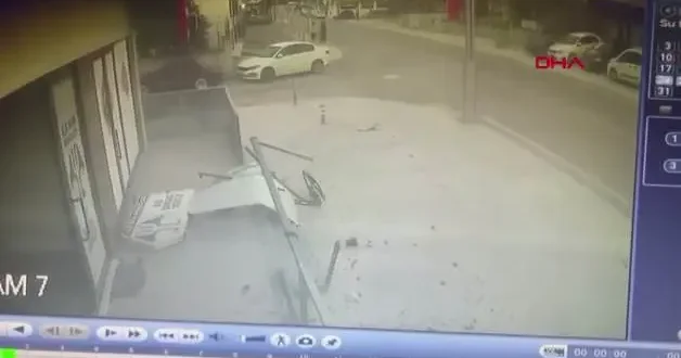 Otomobil iş yerine girdi; kaza anı kamerada