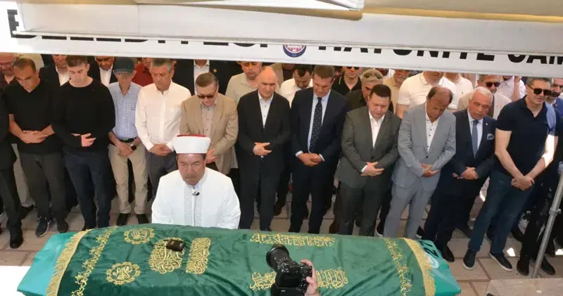 Özgür Özel, amcasının cenazesine katıldı