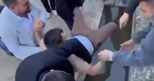 Bolu da geç kalan yandı: Bayram namazını kaçıranları su oluğuna attılar VİDEO İZLE