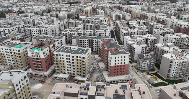 Depremde yüzlerce kişiye mezar olan ve yeniden inşa edilen mahallede şükür namazı kılındı Hatay Haberleri