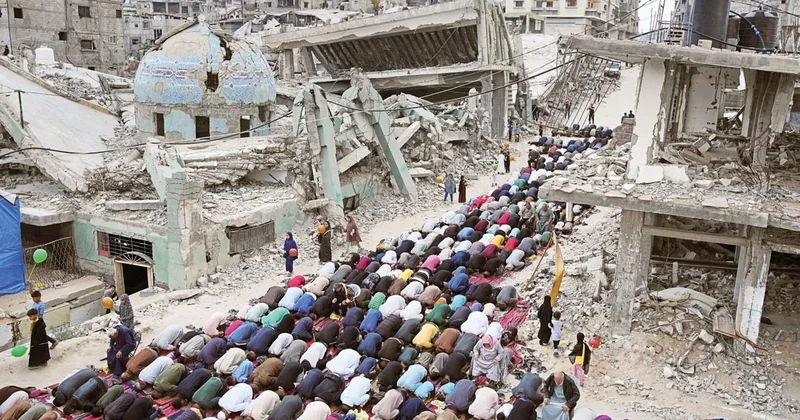 Gazze’de enkazlar arasında buruk bayram