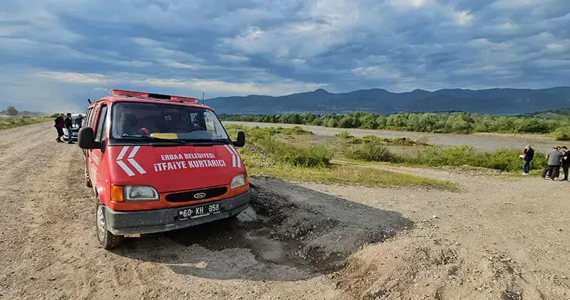 Kelkit Çayına düşen araçtaki 4 akrabadan 2 si kayboldu