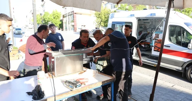 Nevşehir de parmağı kıyma makinesine sıkışan esnafı itfaiye kurtardı Nevşehir Haberleri