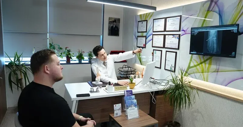 Halı sahada Lisfranc yaralanması yaşayan hasta aylar sonra yürümeye başladı