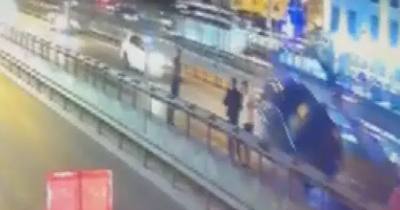 Avcılar da arıza nedeniyle duran araca alkollü sürücünün kullandığı otomobil çarptı; 1 i ağır 4 yaralı