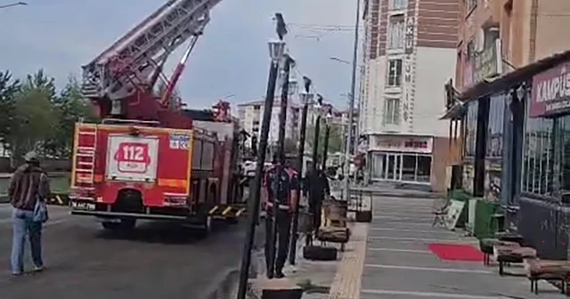 Kars ta şiddetli rüzgârda bir apartmanın çatısı uçtu Kars Haberleri