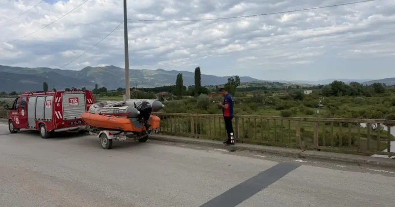 Irmağa giren 2 genç akıntıya kapılarak kayboldu