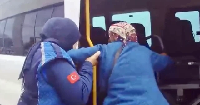 Tekerlekli sandalyesinin aküsü biten hasta kadını zabıta ekipleri hastaneye ulaştırdı Osmaniye Haberleri