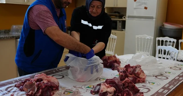 Düzce de bağışlanan kurban payları ihtiyaç sahiplerine ulaştırılıyor Düzce Haberleri