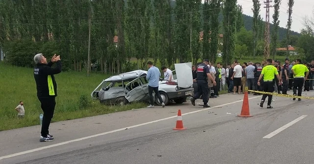 Amasya da iki otomobil çarpıştı: Dede ve torun öldü, 2 yaralı Amasya Haberleri