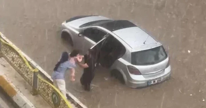 Edirne de sağanak ve dolu yağışı! Yollar göle döndü: Çok sayıda araç mahsur kaldı