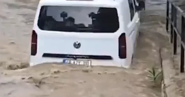 Bodrum yağışın ardından sular altında kaldı: Araçlar sürüklendi VİDEO İZLE