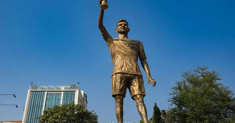 Messi nin heykeli yıkılıyor