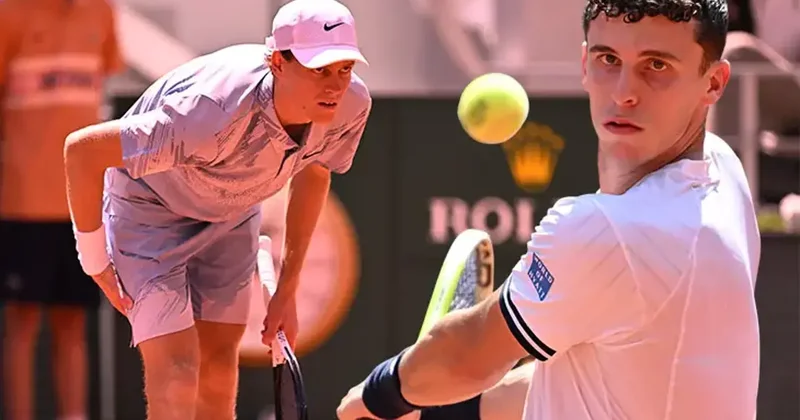 Jannik Sinner den Roland Garros a erken veda! 2 0 öndeydi, başı döndü, midesi bulandı... Tenis Haberleri Spor