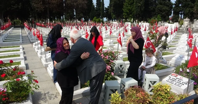 Şehit mezarlarına karanfil bıraktılar, şehit aileleriyle bayramlaştılar Trabzon Haberleri
