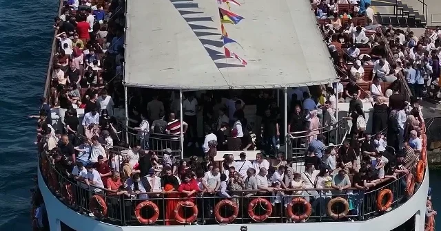 İstanbul da bayramın ikinci gününde turistlik mekanlarda yoğunluk yaşandı VİDEO İZLE