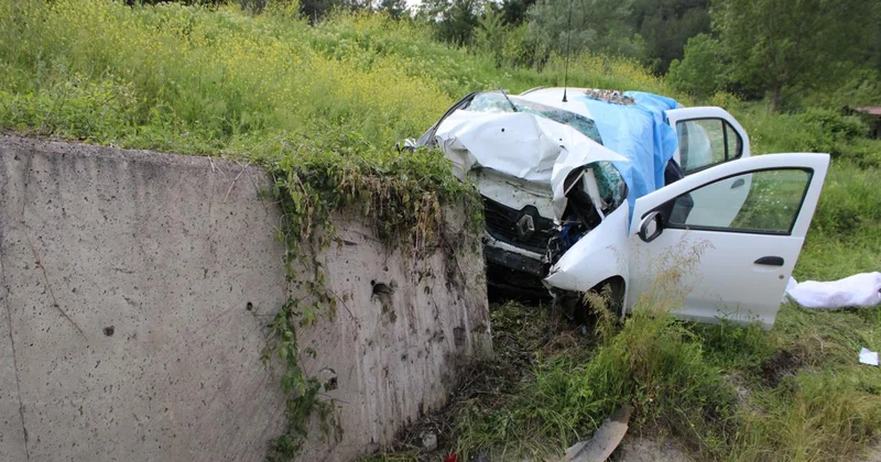 Kastamonu da istinat duvarına çarpan otomobildeki 3 kişi öldü