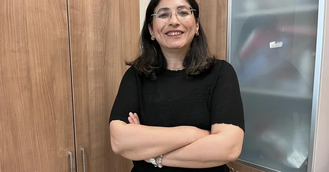 Uzmanından cilt kanseri ve güneşten korunma uyarısı Dermatoloji Uzmanı Uzm. Dr. Aslıhan Gülel: Ne kadar güneş koruyucu kullansak da güneşten fiziksel olarak korunmak esastır. Uzun kollu, açık renkli kıyafetler tercih etmeliyiz Karaman Haberleri