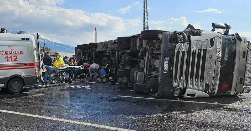 Faciaya dönüşen kaza: Tır motosikletin üzerine devrildi, 2 ölü