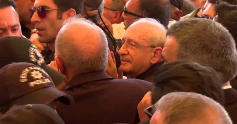 Kadir İnanır ın cenaze töreninde Kılıçdaroğlu nun polislerin kalabalığı iterek açtığı yoldan ilerlemesine tepki Sözcü Gazetesi
