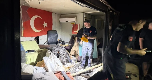 Direğe çarpan otomobilin motoru fırlayıp işçilerin kaldığı barakaya uçtu: 1 ağır yaralı Çarpmanın şiddetiyle araçtan kopan motor 30 metre savrulup barakaya girdi Antalya Haberleri Habertürk Yerel Haberler