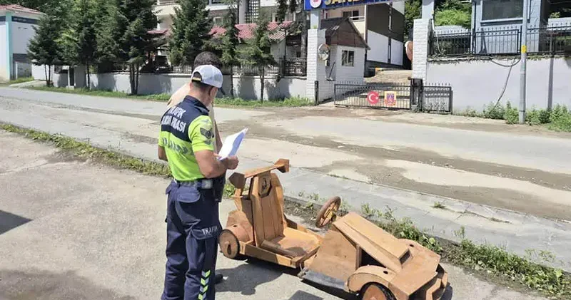 Ahşap arabasıyla kara yolunda hız denemesi yaptı