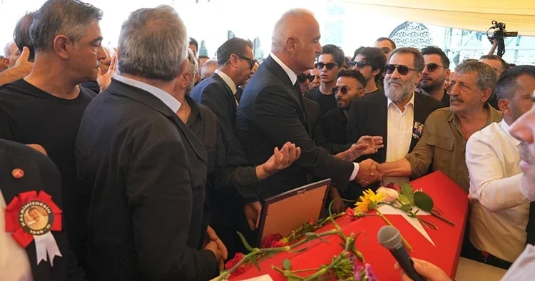 Kadir İnanır son yolculuğuna uğurlandı! Bakan Ersoy: ikinci bir kadir inanır olmayacak