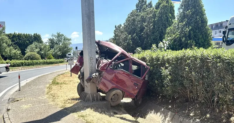Kocaeli de panelvan yön tabelasına çarptı: 1 ölü, 2 yaralı