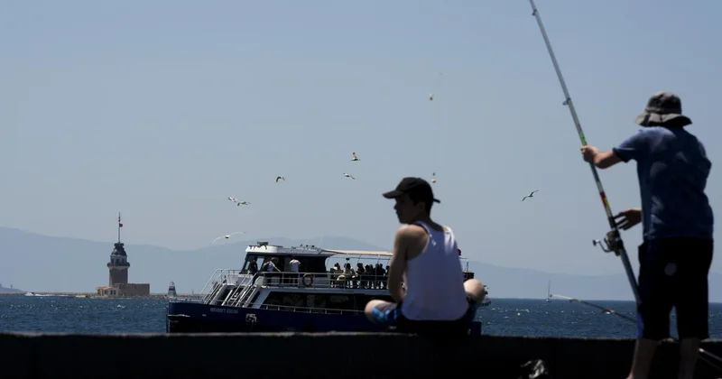 Sıcak havadan bunalan İstanbullular sahillere akın etti