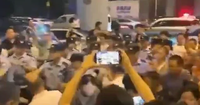Çin’de tansiyon yükseldi: Hefei kentinde yerel yönetime karşı protestolar polisle çatışmaya döndü VİDEO İZLE