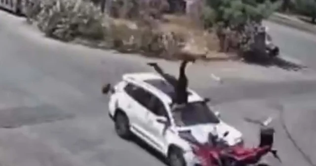 15 yaşındaki sürücünün çarptığı motosikletin sürücüsü ağır yaralandı; kaza anı kamerada İzmir Haberleri Habertürk Yerel Haberler
