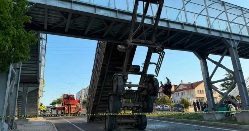 Tırın açık kalan damperi üst geçide takıldı