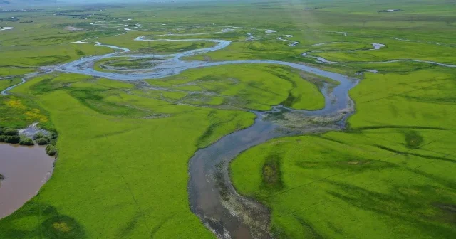 Kura Nehri’nin yeşile bürünen menderesler eşsiz manzarasıyla büyüledi VİDEO İZLE