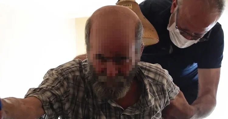 Polisten yardım istedi! Biriktirdiği çöpler yüzünden evinde mahsur kalan adam kurtarıldı