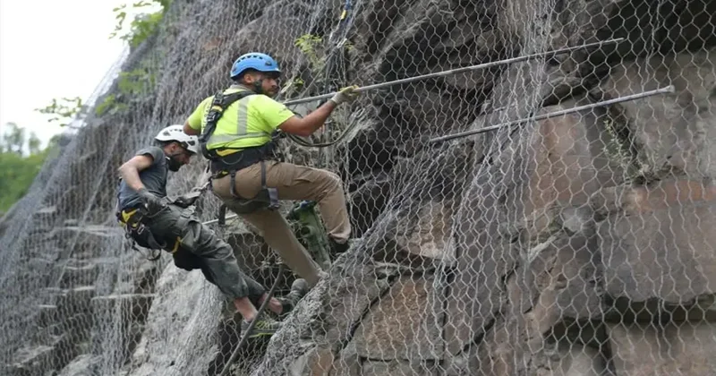 Ordu da örümcek adamlar yamaçları çelik ağlarla örüyor