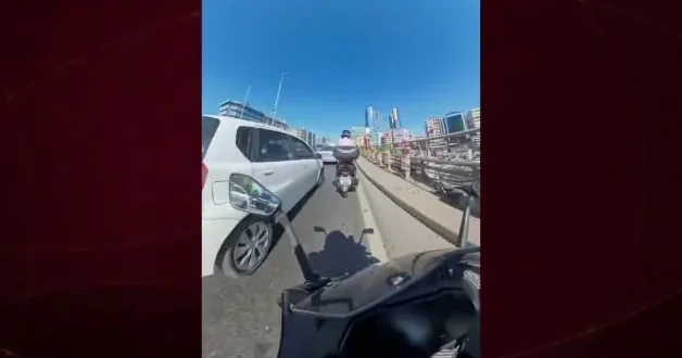 İstanbul da trafikte terör estiren motosikletliye başka bir motosikletli tepki gösterdi