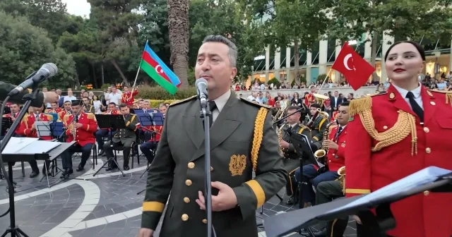 Aynı tarihin aynı gönlün ve aynı ülkünün ezgileri Bakü de yankılandı VİDEO İZLE