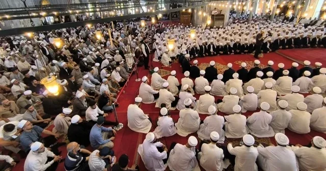 Fatih Camii nde düzenlenen Sünen i Ebû Dâvûd Semâ Meclisi nde talebeler icazetlerini aldı VİDEO İZLE