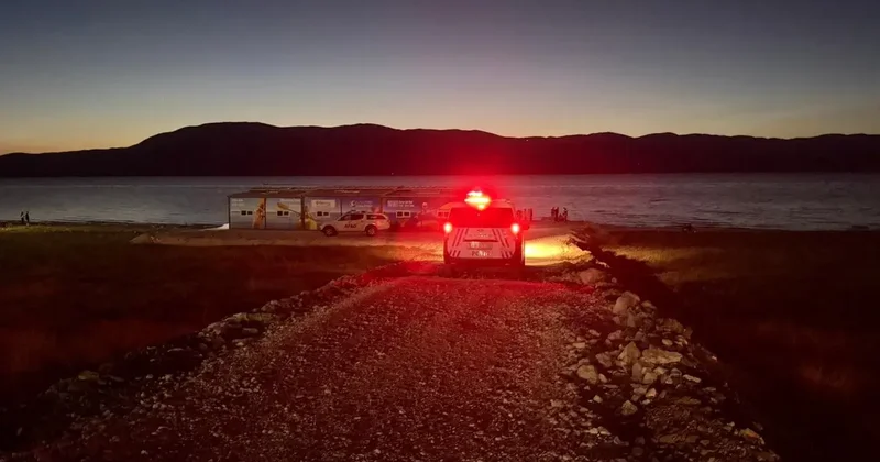 Kanoyla açıldıkları Burdur Gölü nde kaybolan 2 kişi, sağ olarak bulundu